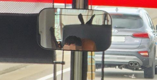 인천공항 리무진 버스 거울 속 운전사와 운전사 좌석 위 올려진 승객의 두 발[온라인 커뮤니티 '보배드림' 캡쳐]